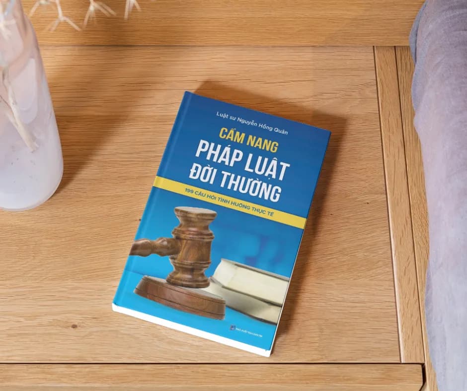 Sách trên bàn gỗ